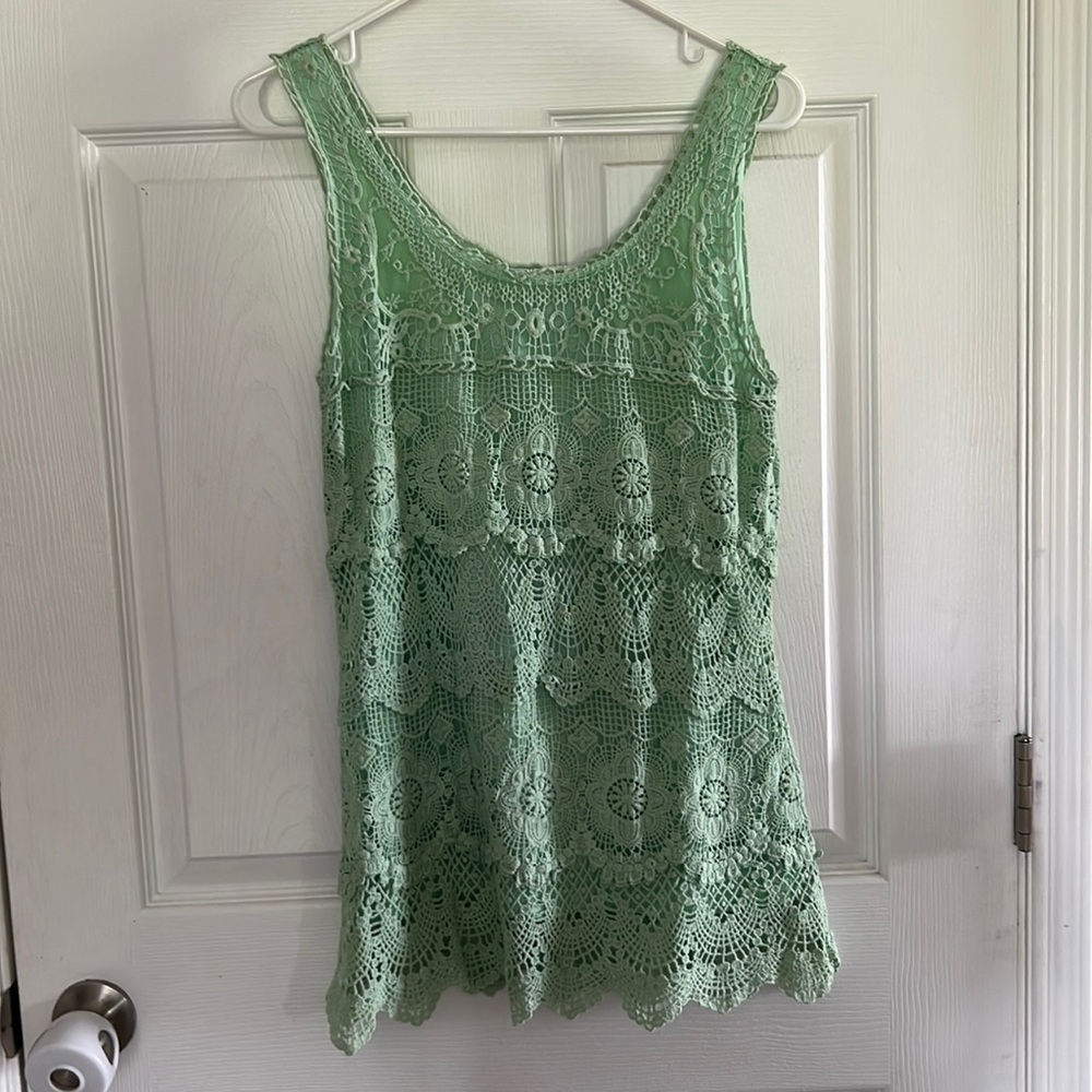 EUC Dress Barn crocheted lace tank top